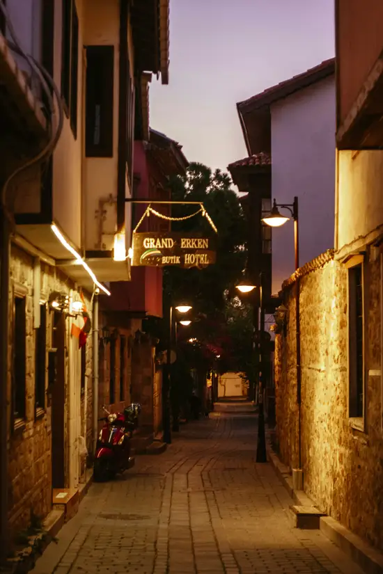 Antalya'da alışveriş: çarşı, butik ve AVM rehberi